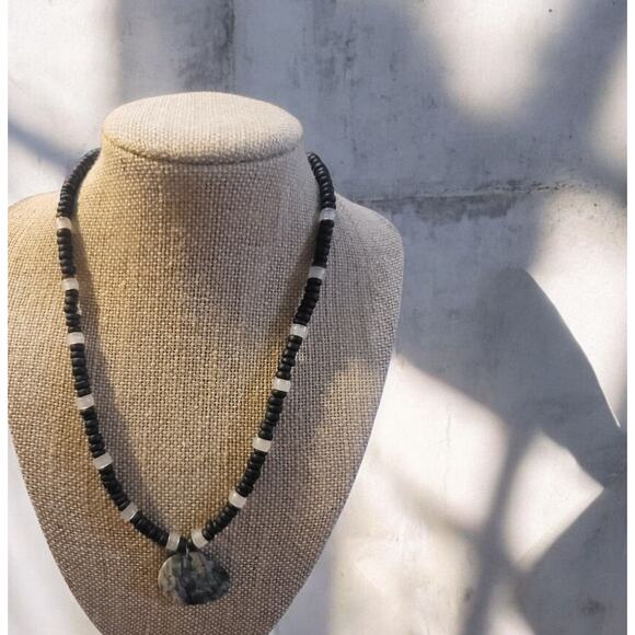 Vintage black and white beaded necklace with mother of pearl pendant - Picture 1 of 2